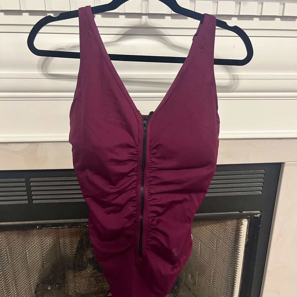TYR Durafast Elite® Women's V-Neck Zip Controlfit Swimsuit - Solid-Berry